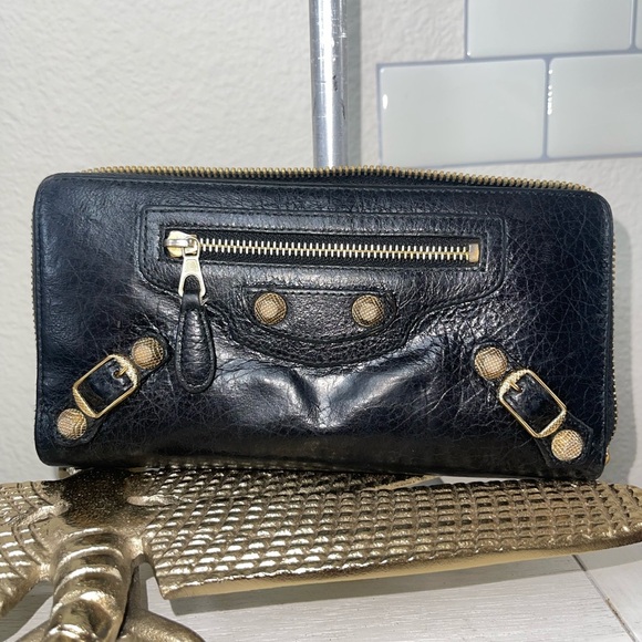 Authentic BALENCIAGA
Black Lambskin Leather wallet - Picture 11 of 11